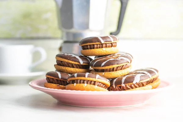 Söt Dessert Med Chokladgrädde Och Chokladglasyr Tallriken — Stockfoto