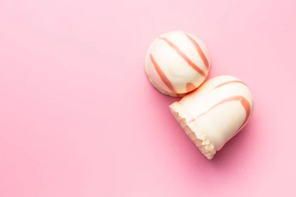 Zoet Schuim Dessert Marshmallow Bedekt Met Aardbeienglazuur Roze Achtergrond Bovenaanzicht — Stockfoto