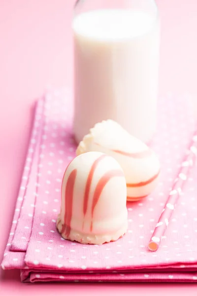 Sweet Foam Dessert Marshmallow Covered Strawberry Icing Pink Background — Stock Photo, Image