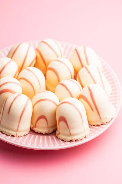 Sladký Pěnový Dezert Marshmallow Pokrytý Jahodovou Polevou Růžovém Talíři — Stock fotografie