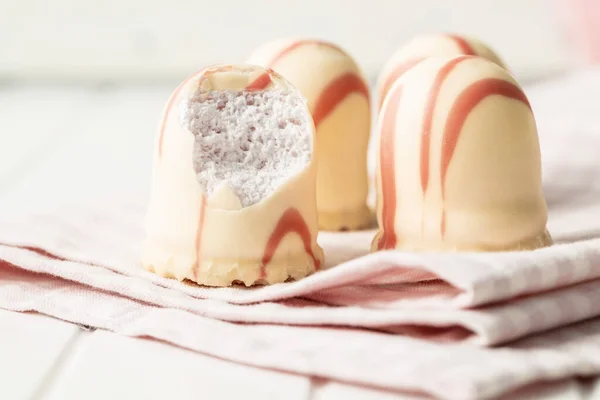 Sladký Pěnový Dezert Biten Marshmallow Pokrytý Jahodovou Polevou Růžovém Ubrousku — Stock fotografie