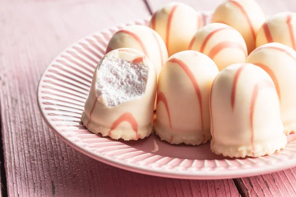 Sladký Pěnový Dezert Marshmallow Pokrytý Jahodovou Polevou Růžovém Talíři — Stock fotografie