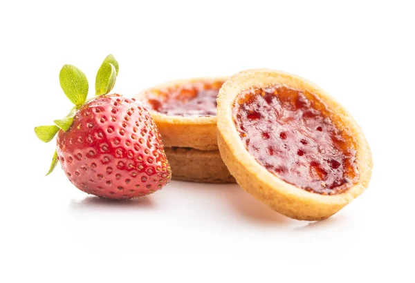 Galletas Dulces Con Mermelada Fresas Fresas Aisladas Sobre Fondo Blanco — Foto de Stock