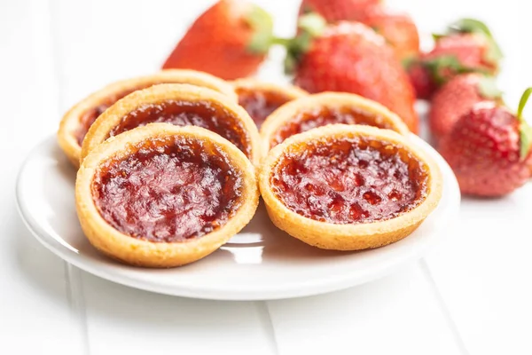 Biscoitos Doces Com Geléia Morangos Morangos Mesa Branca — Fotografia de Stock