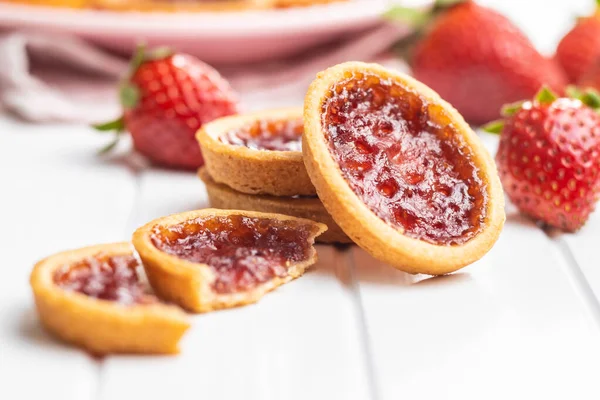 甜饼干 白桌子上有草莓果酱和草莓 — 图库照片