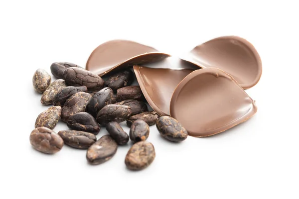 Donkere Chocolade Chips Cacaobonen Geïsoleerd Witte Achtergrond — Stockfoto