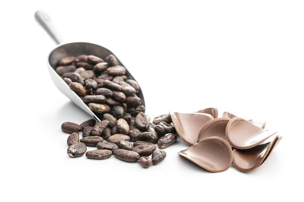 Donkere Chocolade Chips Cacaobonen Geïsoleerd Witte Achtergrond — Stockfoto