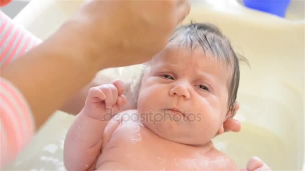 Meisje in het bad zwemmen — Stockvideo