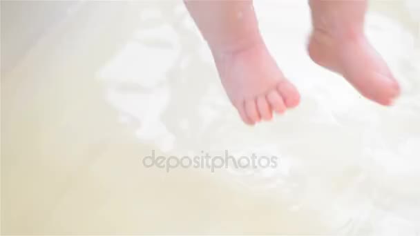 Barnets fötter i vatten — Stockvideo