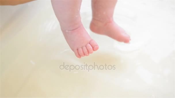 Baby 's feet in water — стоковое видео