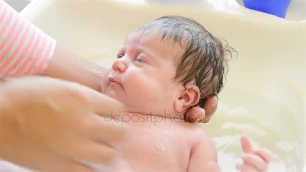 Banyo mutlu bebek — Stok video