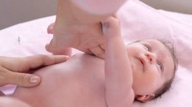 Yeni doğan bebek yağı masajı