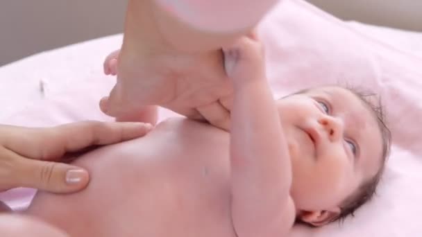 Massagem de óleo de bebê recém-nascido — Vídeo de Stock