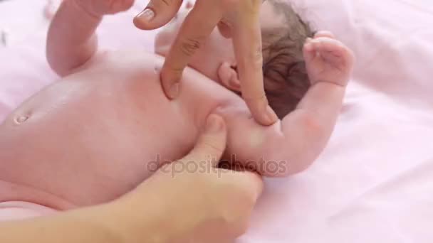 Hands and armpits baby — Stock Video