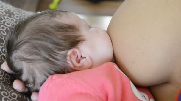 Madre lactante bebé — Vídeos de Stock