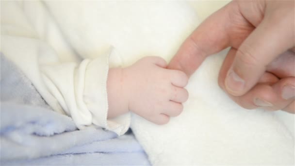 Pasgeboren baby baby's hand — Stockvideo