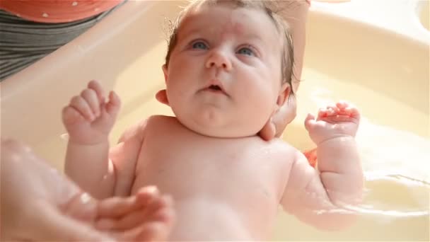 Neugeborenes baden — Stockvideo