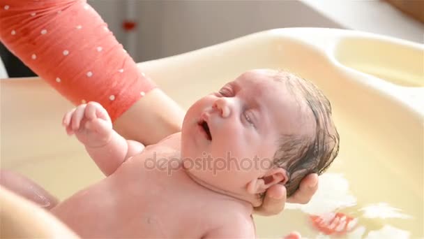 Niedliches kleines Baby liegt in der Badewanne — Stockvideo