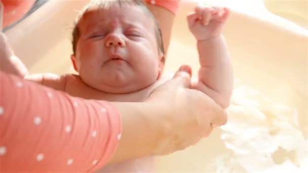 Купання новонародженої дитини — стокове відео