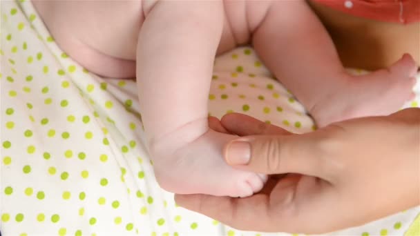 Массаж новорожденного ребенка — стоковое видео