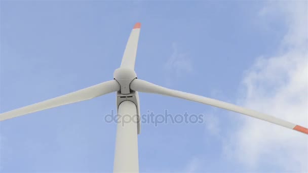 Turbiny wiatrowe i słoneczne niebo niebieski — Wideo stockowe