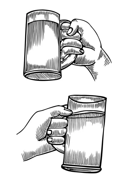 Mão segurando um copo cheio de cerveja — Vetor de Stock