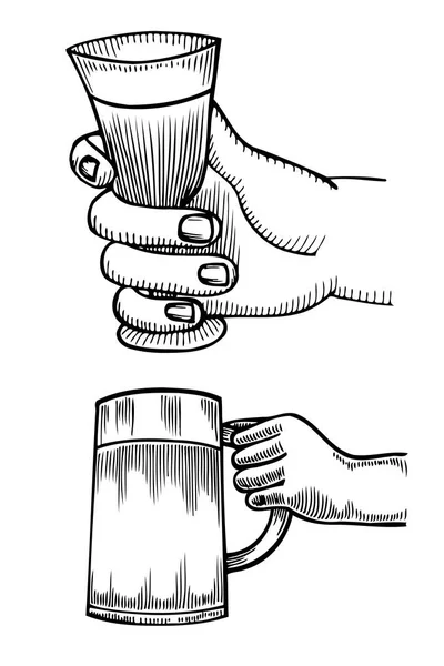 Рука держит полный стакан пива — стоковый вектор