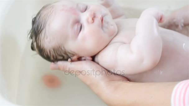 2 months old baby bath time — Stock Video