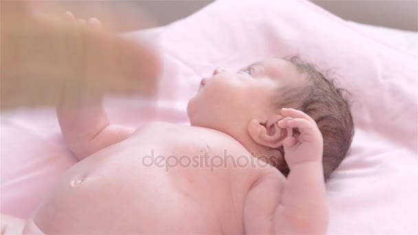 Massaggio con olio neonato — Video Stock