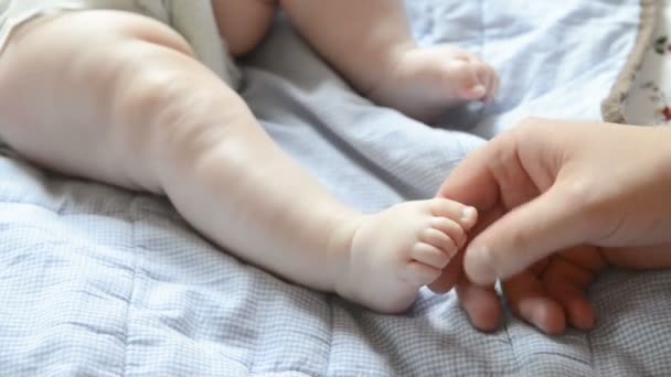 Massagem bebê recém-nascido — Vídeo de Stock