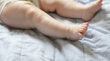 Bebek ayaklarını hareket eder.