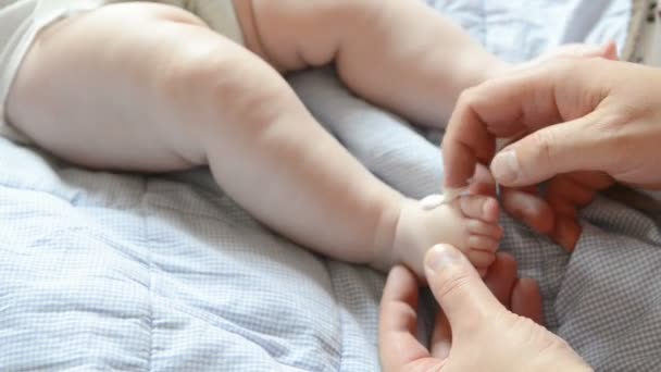 Close-up pernas de bebê — Vídeo de Stock