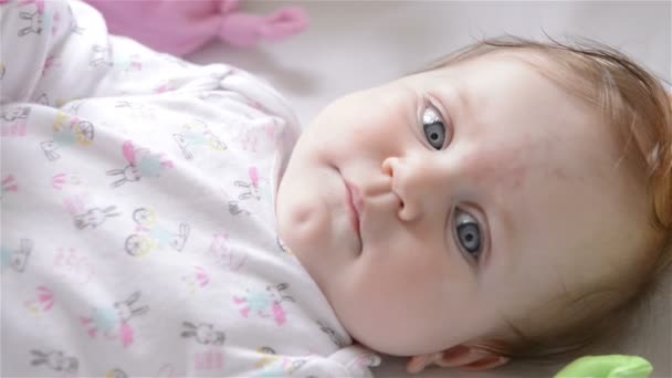 Νεογέννητο μωρό χαμογελά — Αρχείο Βίντεο