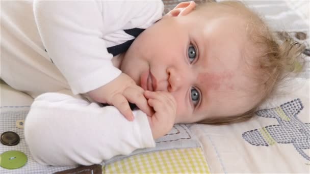 Pequeño bebé sonriendo — Vídeos de Stock