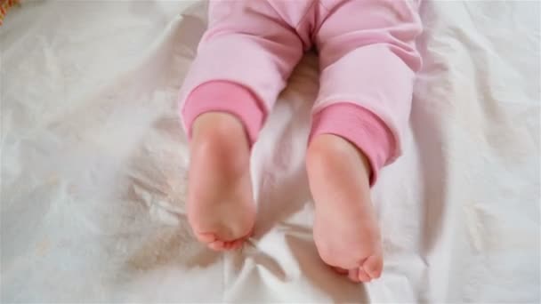 Little feet a newborn baby — Stock Video