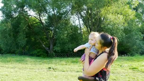 Mãe brincando com um bebê recém-nascido — Vídeo de Stock