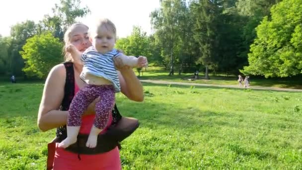 Стоковые видео Родитель держит ребенка - Скачать футажи Родитель держит ребенка | Depositphotos