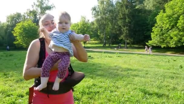 Mãe brincando com bebê recém-nascido — Vídeo de Stock