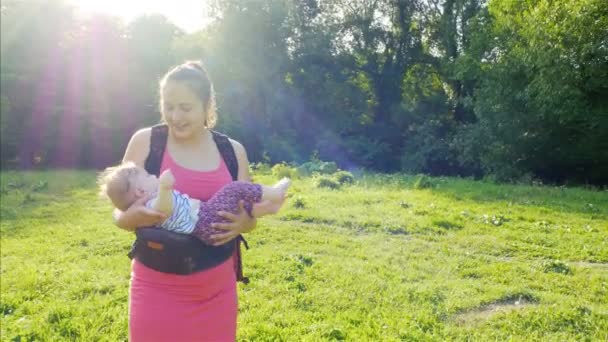 갓 태어난 아기와 함께 재생 하는 어머니 — 비디오