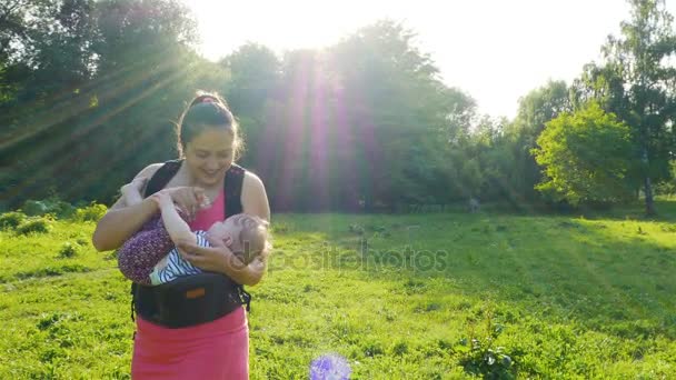 Матері грає з її дитина — стокове відео