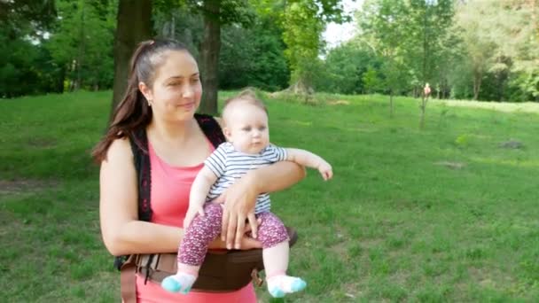Yeni doğmuş bir bebek ile oynarken annesi — Stok video