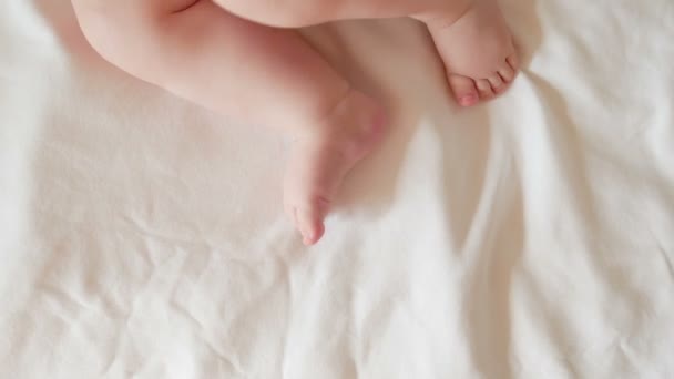 Little feet a newborn baby — Stock Video