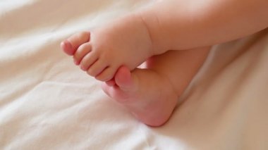 Ayaklara yeni doğan bir bebek