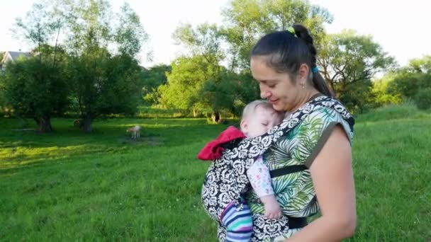 Femme avec bébé dans la nature . — Video