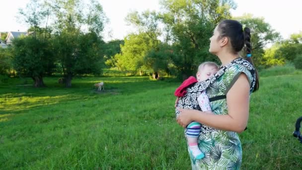 Mujer con bebé en la naturaleza . — Vídeos de Stock