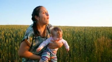 Anne ve küçük kızı yakalar atar