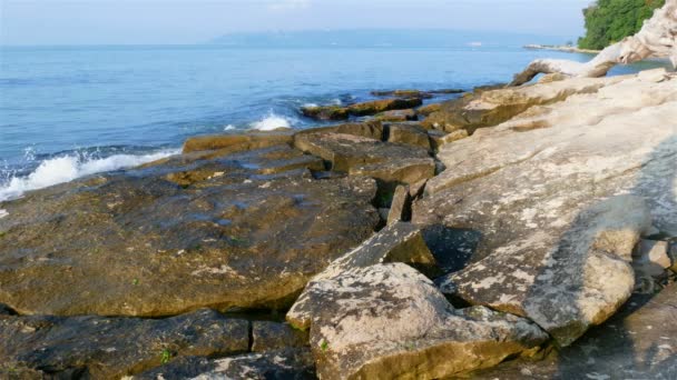 Кам'яне узбережжя Чорного моря — стокове відео