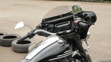 Motorcu bir motosiklet üzerinde geldi