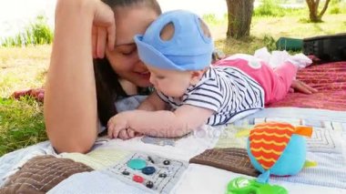 açık havada oynayan kızla genç anne
