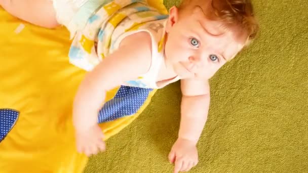 Kleines Baby beim Spielen — Stockvideo